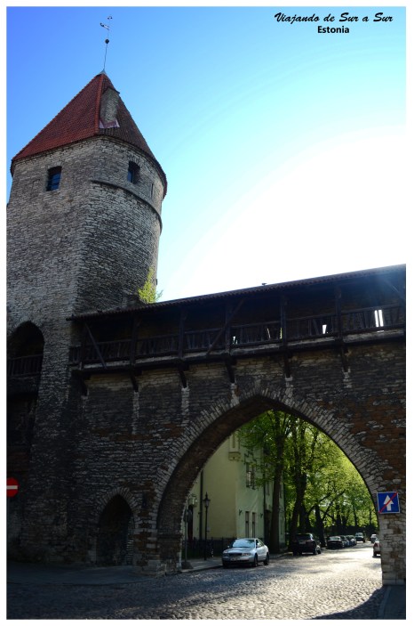 Muralla medieval en pie, con la torre de vigilancia en perfecto estado