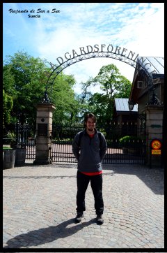 Seba en la entrada del parque Trädgårdsföreningen (impronunciable)