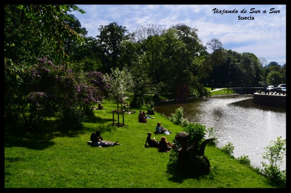 La gente descansando y disfrutando del aire libre