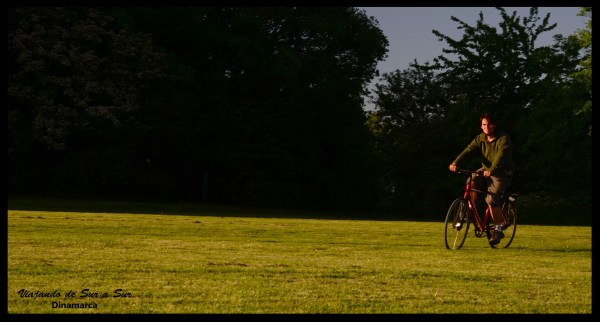 Valbyparken. Probando las bicis prestadas... no queres ser extrajenro y chocar a un danes :P