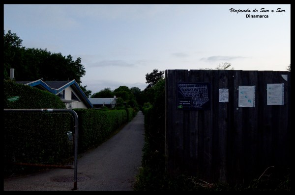 El barrio en el que viviamos. Se pueden apreciar los pasillos y las casas de madera
