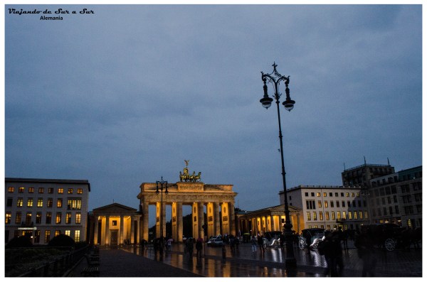 La puerta de Brandenburg iluminada
