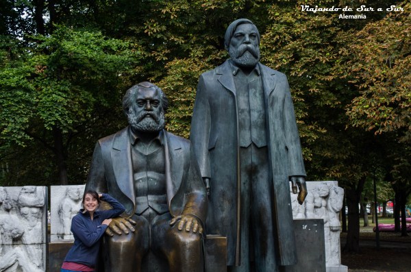 Flor no pudo resistir la tentación de fotografiarse con Marx y Engels