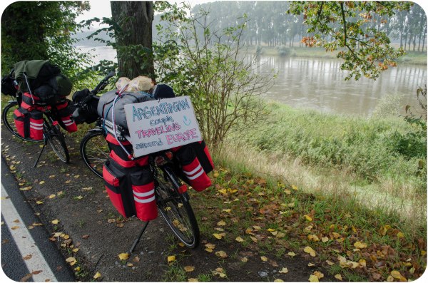 Nuestras bicis cargadisimas al costado del Rio Elba