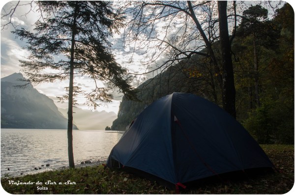 En esa montaña, a la izquierda, un pueblo cuelga en las alturas. Fantástico