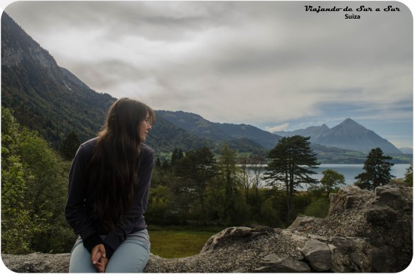Flor contemplando uno de los lagos de Interlaken desde las ruinas del castillo de Unspunnen