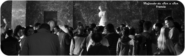 Venus de Milo rodeada de turistas