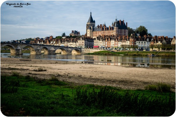 El castillo de Gien y el rio Loira