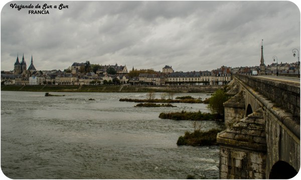La ciudad de Blois vista desde el otro lado del río
