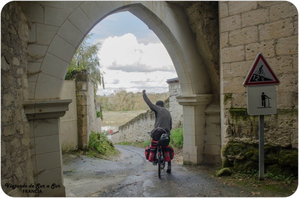 Seba desafiando el cartel en un bello pueblo francés