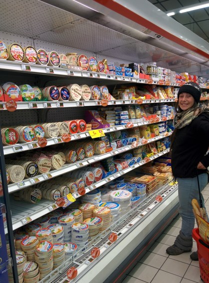Foto del celu en un supermercado en Francia... quesos y más quesos