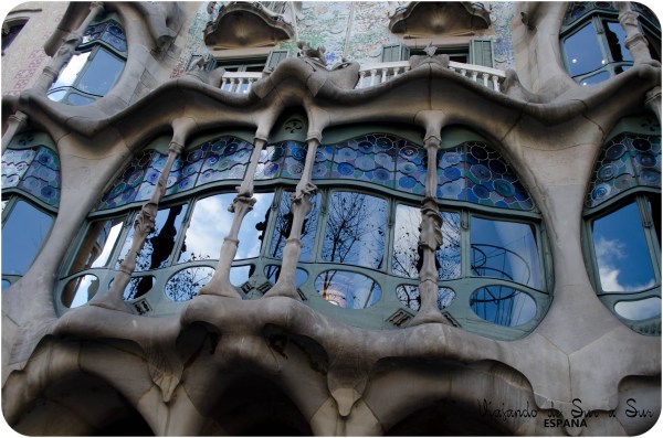 La Casa Batlló es un edificio obra del arquitecto Antoni Gaudí, máximo representante del modernismo catalán.